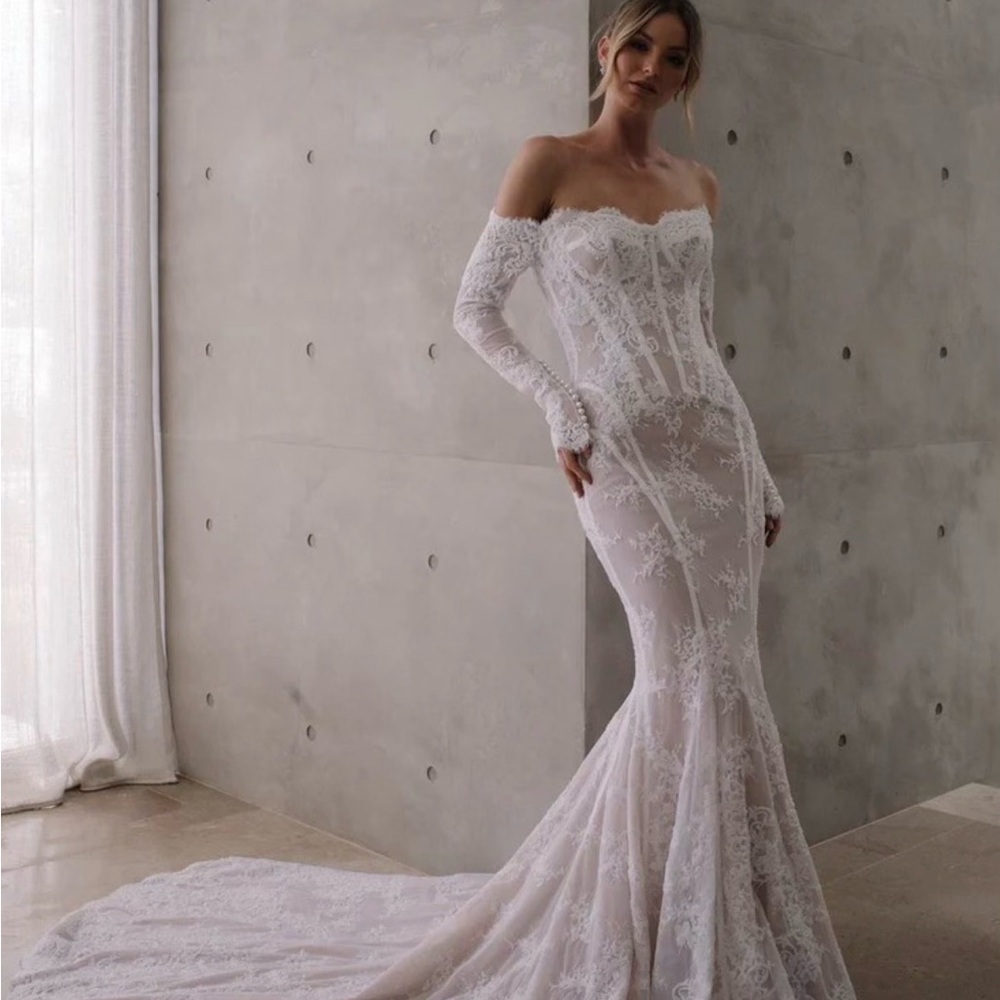 Exquisite Cream Lace Off-Shoulder Wedding Dress